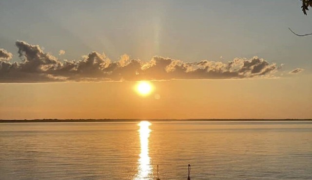 Private Lakefront Cottage w/Spectacular Sunsets!