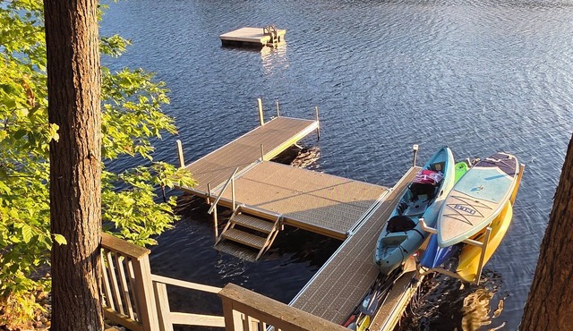 Private lakeside home with 2 private docks, hot tub, bball hoop, H2o activities