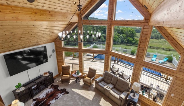 Private Large Cabin: 12 acres, Heated Pool, Hot Tub, games, 20ppl