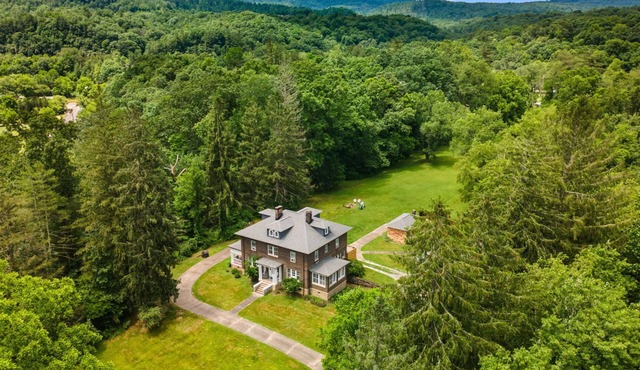 Private Luxury Estate - Hot Tub, 3 King Beds, 6 Acres near New River Gorge