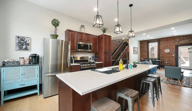 Private - Parking - King Bed - BBQ- Deck with View- 5 min DT- South Side Flats