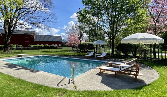 Private retreat on 12 acres w hot tub and bbq