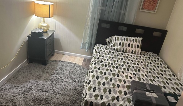 Private room close to Downtown Meriden, located in a Decent Area, close Highway