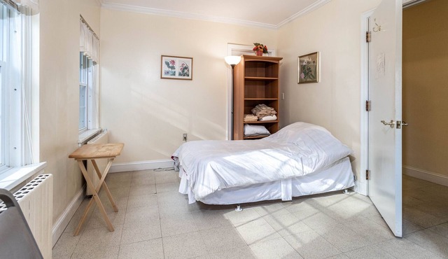 Private Room in Grand Estate w/ Separate Entrance