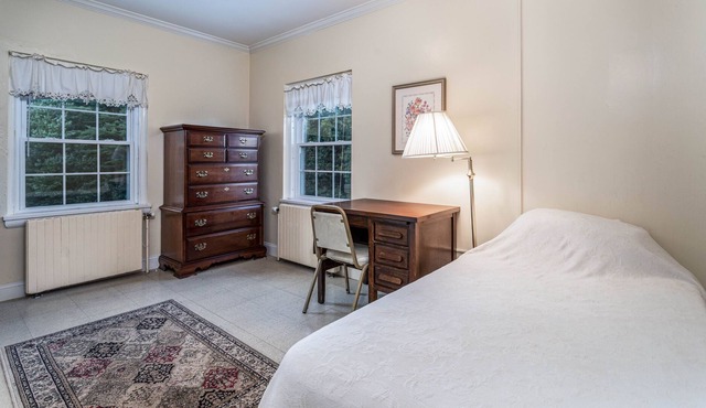 Private Room in Grand Estate w/ Separate Entrance