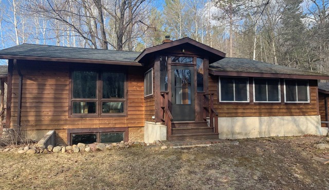 Private, secluded 2-bedroom house with King, Queen beds near Cable with WiFi, AC