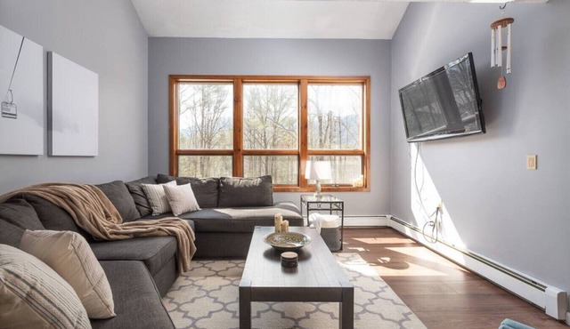 Private-Spacious-Hot Tub-King Bed-Games Room