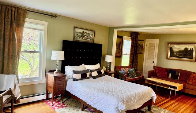 Private two room suite w bathroom in shared charming farmhouse in Kerhonkson