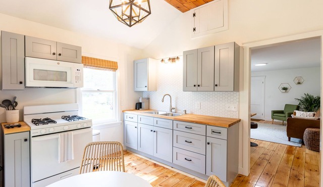 Private Woodland Cottage Near Beaches and Shopping