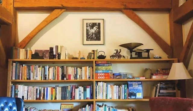 Professional/family/pet-friendly; fiber-optics in the forest, minutes to highway