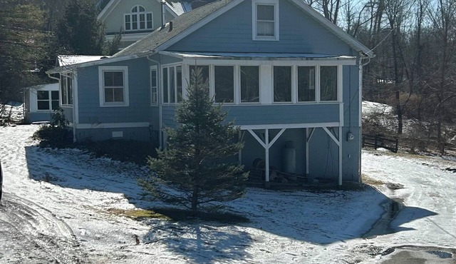Quaint 2-bedroom cottage in North Salem with WiFi access