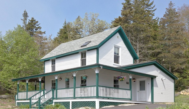 Quaint 2-bedroom house with WiFi in charming Stonington, just above the harbor