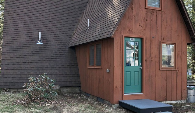 Quaint 2-bedroom waterfront A Frame cabin