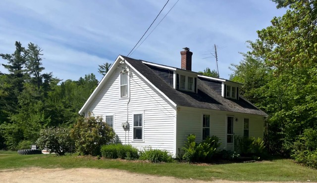 Quaint 3-bedroom farmhouse in peaceful Mason, NH.