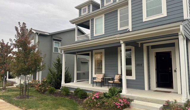 Quaint 3-bedroom house minutes from stadium in charming Raytown