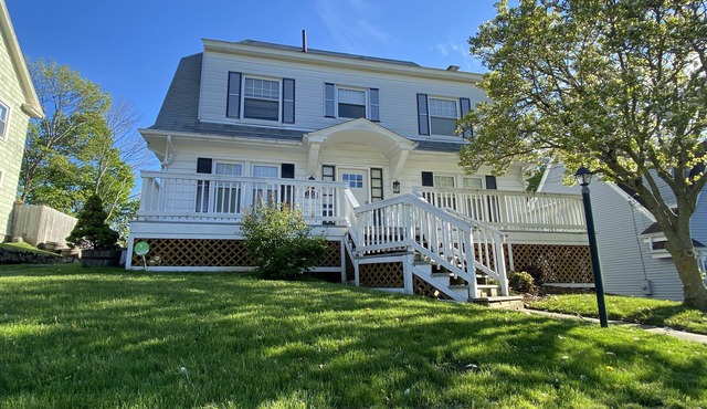 Quaint 4 bdr Cape Cod, sleeps 8-10. 4 min to USCGA, Con college & downtown