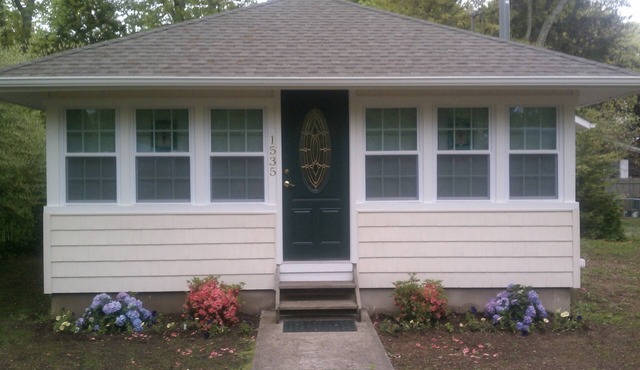Quaint East Marion Cottage