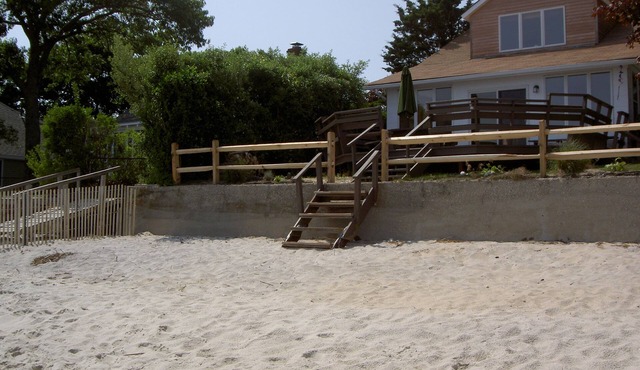 Quaint Family-sized Home w/private beach — 5 minutes from wineries!