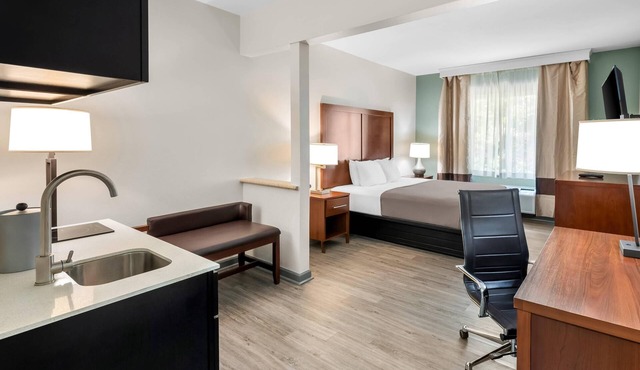 Quality Suites Waldorf