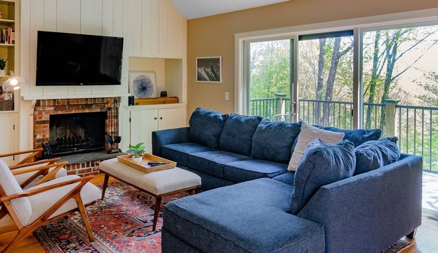 Quechee Ski Hill home with fireplace, mountain views, AC & washer/dryer