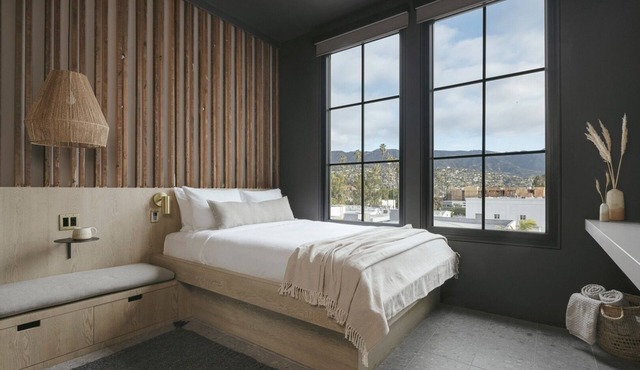 Queen-Sized Room, Lounge Area with Ideal Mountain Views!