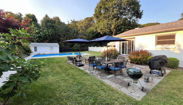 Quiet 3BR home in East Marion. Private beach access 3 min walk away.