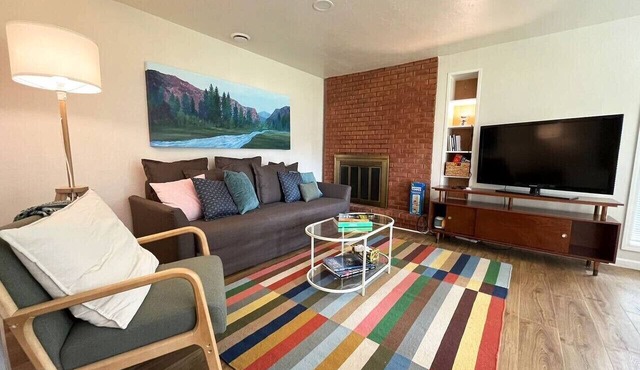 Quiet apartment retreat near US-71/I-49