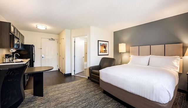 Quiet Getaway with Kitchen and Gym, Close to Myriad Gardens