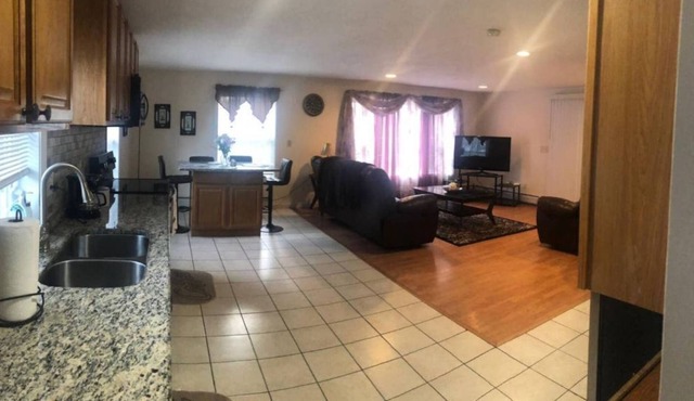 Quiet house mins away from the Airport and Hwy 93