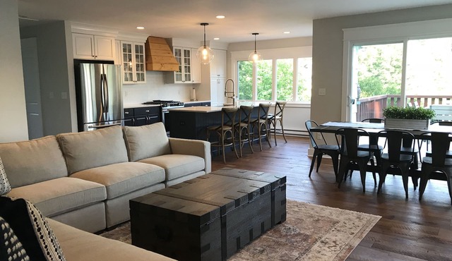 Quiet Lakefront Retreat only 80 minutes from NYC- with Private Dock