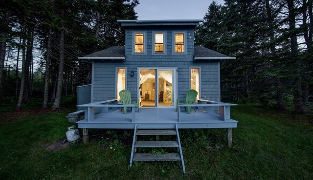 Quiet Ocean Front Cottage With Stunning Views & Private Beach Close To Rockland