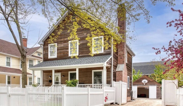 Quiet street one block to shops, restaurants & waterfront. Barn with AC TV &WIFI