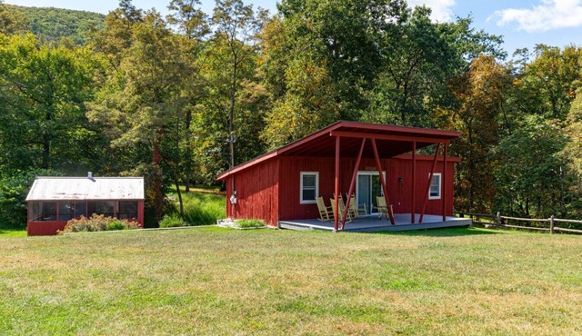 Red Cottage - Lakeside Property!