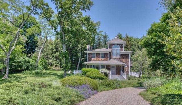 Relax at a private beach! Three bedrooms await you near Shelter Island beaches!