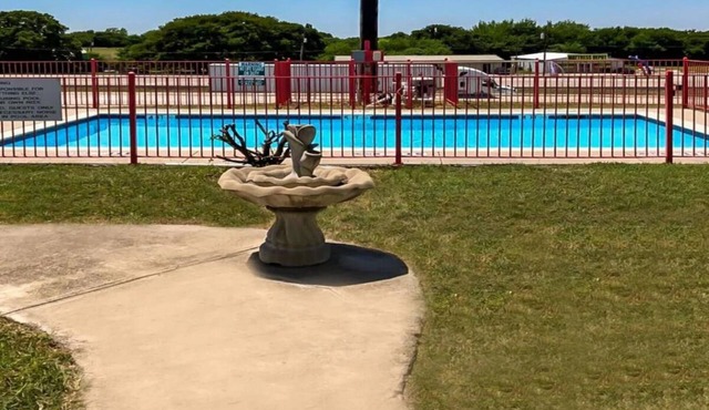 Relax in a Clean Budget Room Close to Local Shops & Restaurants in Decatur