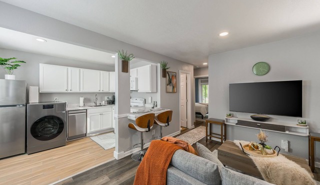 Relax in Cozy style/Spacious clean two king beds
