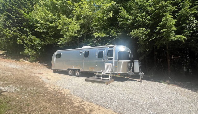 Relax in Style – Luxury Airstream Glamping Getaway Waterfront on Sportsmans Pond
