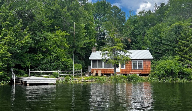Relax Lakefront charming 3 bedroom cabin Perfect couples retreat/recharge