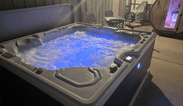 Relax & Recharge - Hot Tub - Sauna - Cold Plunge - Weights