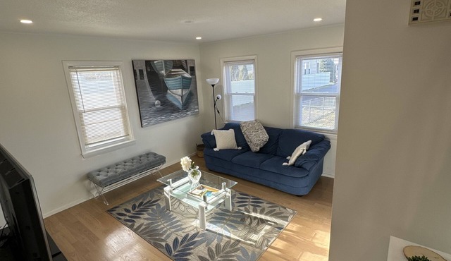 Relax with family or friends to this elegant apartment in the heart of Waltham