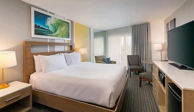 Relaxing Beach Vibe Near Pacific & Mission Beach! Onsite Parking and Pool!