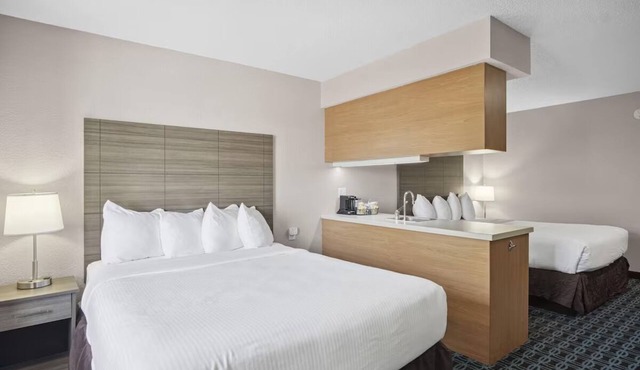 Relaxing Guest Room w/Free Parking Close to Downtown Blue Springs