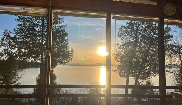 RELAXING ISLAND GETAWAY - WATERFRONT BEACH AND SKI HOUSE ON LAKE CHAMPLAIN