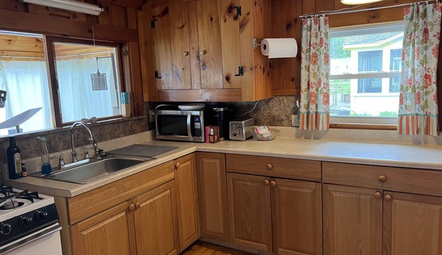 Relaxing lakeside living nSandy beach right on the water Family friendly