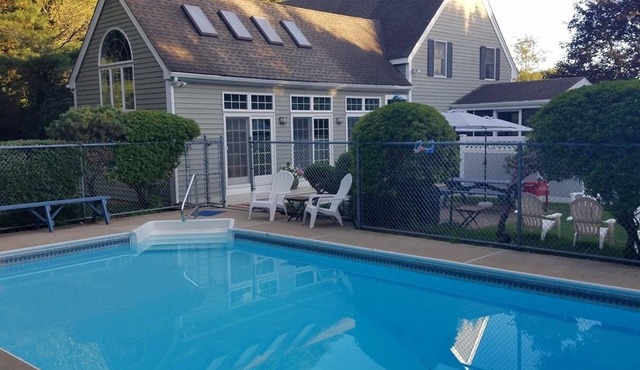 Relaxing private poolside retreat 5 minutes from the beach!