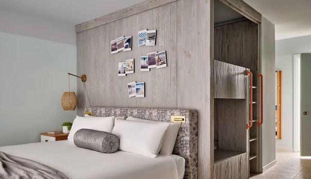 Relaxing Room Perfect for Groups’ Retreat—Pool View in Private Balcony