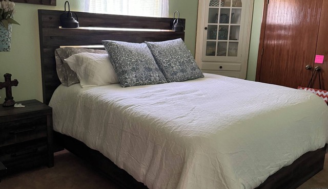 Relaxing rustic charm in Stillwater, OK - open floor plan & nice patio!