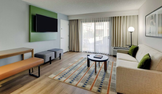 Relaxing Stay! Fitness Center, Onsite Dining & Bar, Pet Access & Free Shuttle