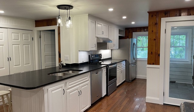 Renovated 2 Bedroom House - Walk to Beach
