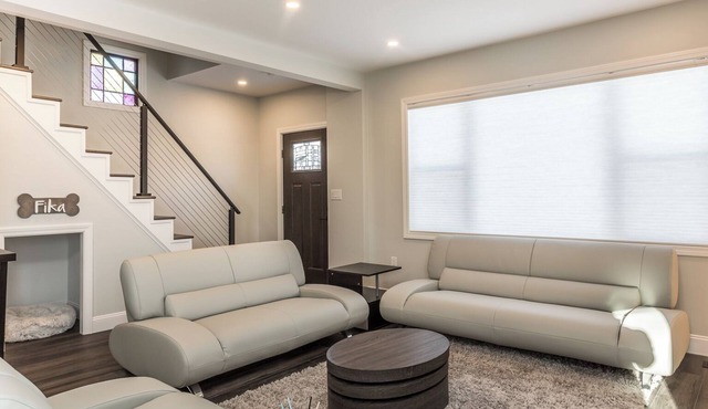 Renovated 3 Bedroom Home with Family Theater Room and Sauna